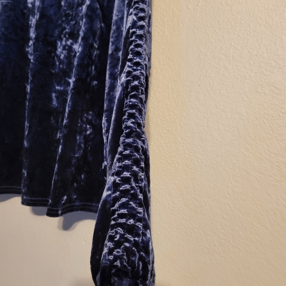 Mello Day Crushed Velvet Blue Ruched Sleeve Top - Picture 4 of 8
